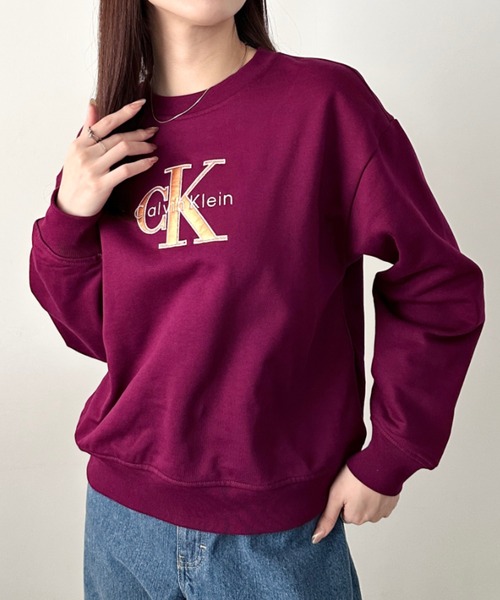 Calvin Klein（カルバン・クライン）の「Calvin Klein(カルバン・クライン)/CK メタリック モノロゴ クルーネック スウェット プルオーバー/LS FOIL MONOLOGO FRENCH TERRY SWEATSHIRT（スウェット・レディース・ワインレッド/ブラック/グレー・M/S/XS/XL/L）」の3枚目の写真