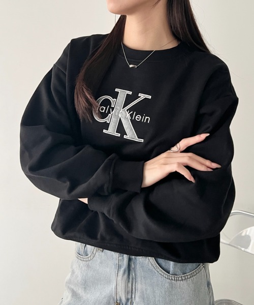 Calvin Klein（カルバン・クライン）の「Calvin Klein(カルバン・クライン)/CK メタリック モノロゴ クルーネック スウェット プルオーバー/LS FOIL MONOLOGO FRENCH TERRY SWEATSHIRT（スウェット・レディース・ワインレッド/ブラック/グレー・M/S/XS/XL/L）」の5枚目の写真