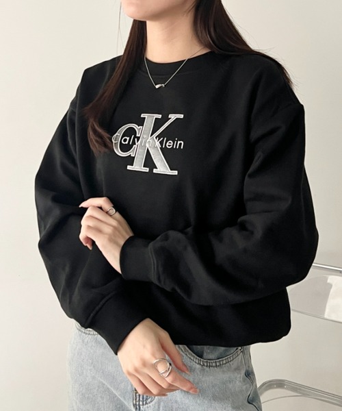 Calvin Klein（カルバン・クライン）の「Calvin Klein(カルバン・クライン)/CK メタリック モノロゴ クルーネック スウェット プルオーバー/LS FOIL MONOLOGO FRENCH TERRY SWEATSHIRT（スウェット・レディース・ワインレッド/ブラック/グレー・M/S/XS/XL/L）」の6枚目の写真