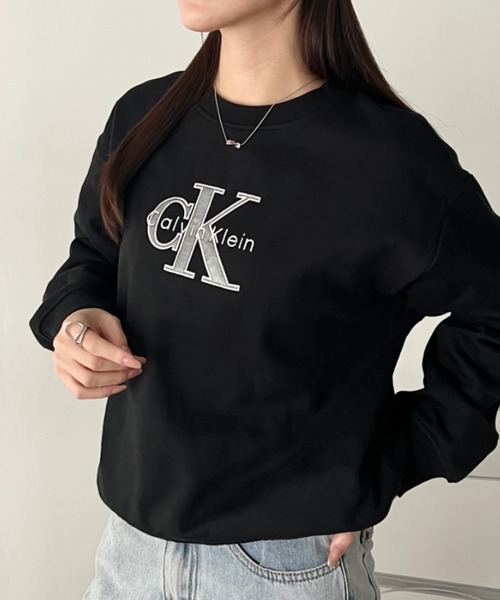 Calvin Klein（カルバン・クライン）の「Calvin Klein(カルバン・クライン)/CK メタリック モノロゴ クルーネック スウェット プルオーバー/LS FOIL MONOLOGO FRENCH TERRY SWEATSHIRT（スウェット・レディース・ワインレッド/ブラック/グレー・M/S/XS/XL/L）」の7枚目の写真