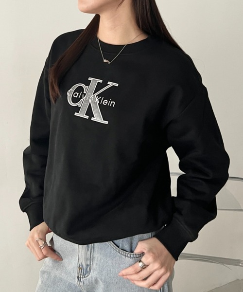 Calvin Klein（カルバン・クライン）の「Calvin Klein(カルバン・クライン)/CK メタリック モノロゴ クルーネック スウェット プルオーバー/LS FOIL MONOLOGO FRENCH TERRY SWEATSHIRT（スウェット・レディース・ワインレッド/ブラック/グレー・M/S/XS/XL/L）」の4枚目の写真