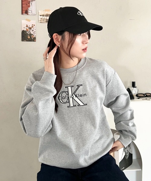 Calvin Klein（カルバン・クライン）の「Calvin Klein(カルバン・クライン)/CK メタリック モノロゴ クルーネック スウェット プルオーバー/LS FOIL MONOLOGO FRENCH TERRY SWEATSHIRT（スウェット・レディース・ワインレッド/ブラック/グレー・M/S/XS/XL/L）」の22枚目の写真