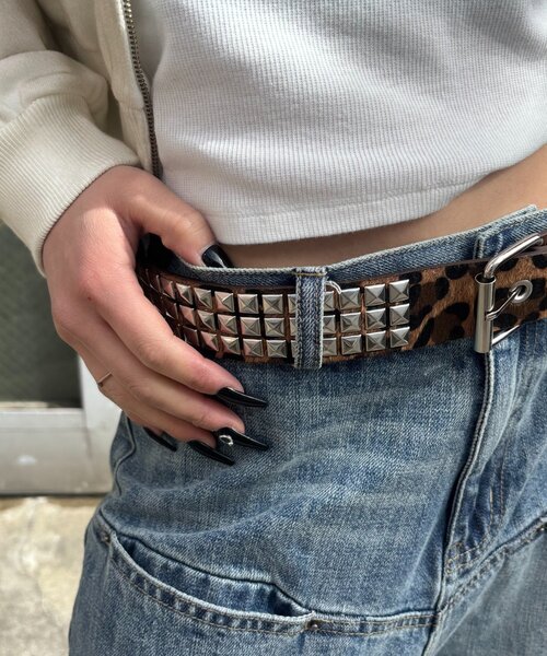 WHO'S WHO gallery（フーズフーギャラリー）の「スクエアスタッズベルト（ベルト・レディース・ブラック/ブラウン・FREE）」の7枚目の写真