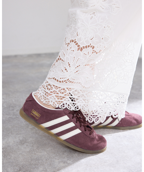 IENA(イエナ)の「adidas originals/アディダス オリジナルス GAZELLE IH6944/IH6940(スニーカー・レディース・ボルドー/レッド・22.5cm/25cm/24.5cm/24cm/23.5cm/23cm)」の11枚目の写真