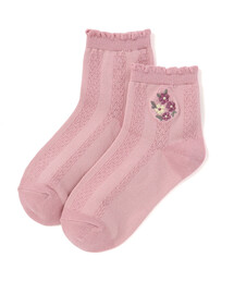 BeBe（ベベ）の「フラワー刺しゅう透かし編みクルーソックス（ソックス/靴下）」