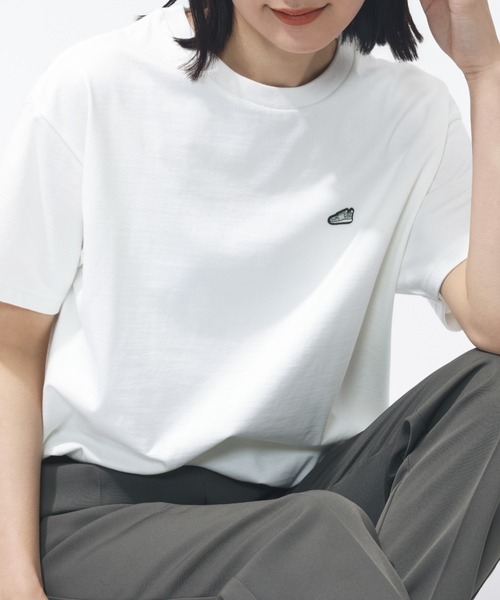 NEW BALANCE(ニューバランス)の「【別注】ニューバランス New Balance シューパッチラウンドヘムTシャツ 限定コラボ(Tシャツ/カットソー・レディース・ブラック/オフホワイト/オリーブ・M/L/XL/S)」の2枚目の写真