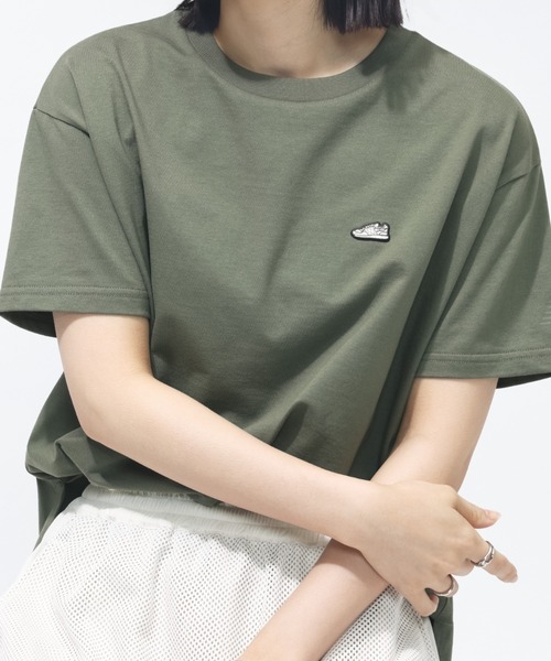 NEW BALANCE(ニューバランス)の「【別注】ニューバランス New Balance シューパッチラウンドヘムTシャツ 限定コラボ(Tシャツ/カットソー・レディース・ブラック/オフホワイト/オリーブ・M/L/XL/S)」の3枚目の写真