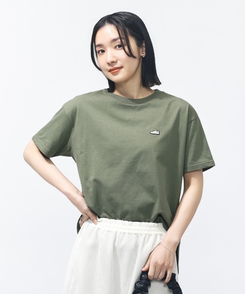 NEW BALANCE(ニューバランス)の「【別注】ニューバランス New Balance シューパッチラウンドヘムTシャツ 限定コラボ(Tシャツ/カットソー・レディース・ブラック/オフホワイト/オリーブ・M/L/XL/S)」の4枚目の写真