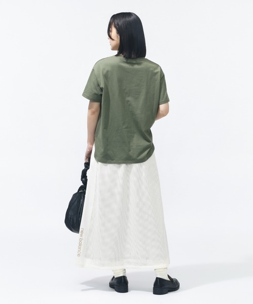 NEW BALANCE(ニューバランス)の「【別注】ニューバランス New Balance シューパッチラウンドヘムTシャツ 限定コラボ(Tシャツ/カットソー・レディース・ブラック/オフホワイト/オリーブ・M/L/XL/S)」の9枚目の写真