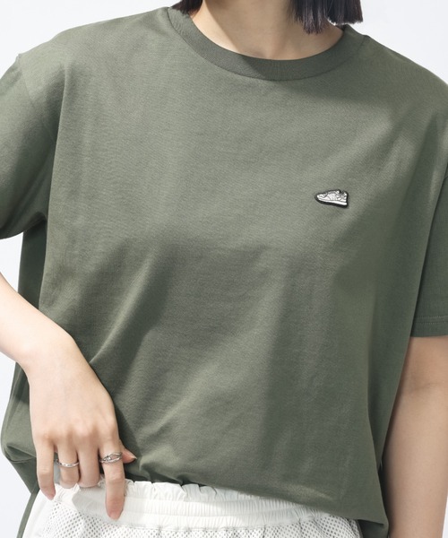 NEW BALANCE(ニューバランス)の「【別注】ニューバランス New Balance シューパッチラウンドヘムTシャツ 限定コラボ(Tシャツ/カットソー・レディース・ブラック/オフホワイト/オリーブ・M/L/XL/S)」の10枚目の写真