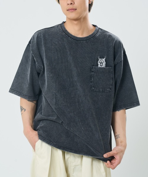 go slow caravan(ゴースローキャラバン)の「スノーウォッシュ アニマル刺繍ポケットTEE(M1)(Tシャツ/カットソー・メンズ・ブラック/チャコールグレー・X-LARGE/LARGE/MEDIUM)」の2枚目の写真