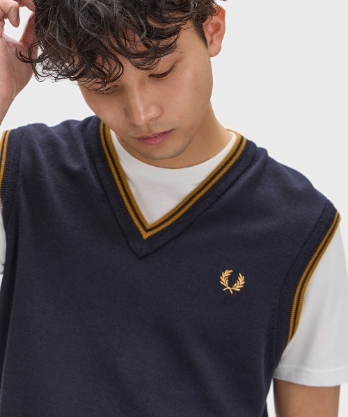 FRED PERRY(フレッドペリー)の「Tipped V-Neck Tank/ティップラインVネックベスト(ベスト・メンズ・ネイビー・M/L/S)」の3枚目の写真