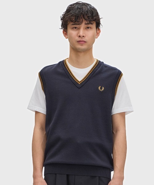 FRED PERRY(フレッドペリー)の「Tipped V-Neck Tank/ティップラインVネックベスト(ベスト・メンズ・ネイビー・M/L/S)」の4枚目の写真