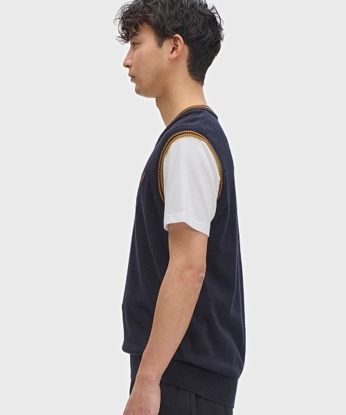 FRED PERRY(フレッドペリー)の「Tipped V-Neck Tank/ティップラインVネックベスト(ベスト・メンズ・ネイビー・M/L/S)」の5枚目の写真