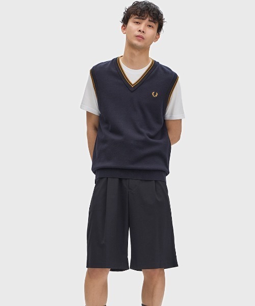FRED PERRY(フレッドペリー)の「Tipped V-Neck Tank/ティップラインVネックベスト(ベスト・メンズ・ネイビー・M/L/S)」の2枚目の写真