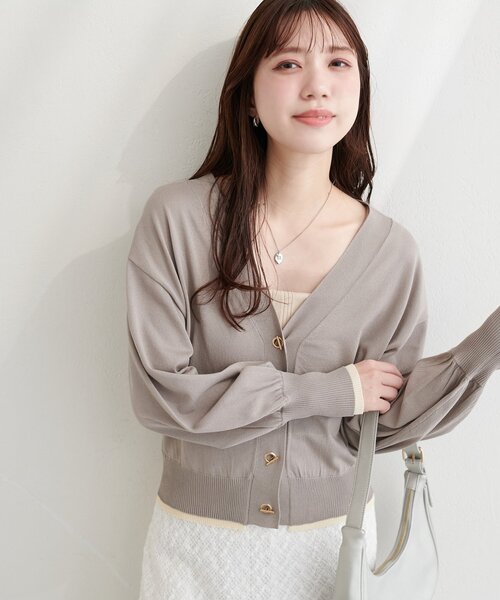 natural couture（ナチュラルクチュール）の「【sherbet line】裾配色ハトメバー釦UVカーディガン（カーディガン/ボレロ・レディース・ブルー/オフホワイト/ブラック/グレイッシュベージュ/ピンク/ライトグレー・FREE）」の5枚目の写真
