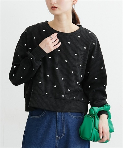 nissen（ニッセン）の「ハート刺しゅうリブニットソートップス（Tシャツ/カットソー・レディース・ブラック×ホワイト/チャコールグレー×ブラック/ホワイト×ブラック・L/LL/M）」の2枚目の写真