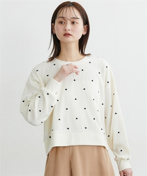 nissen（ニッセン）の「ハート刺しゅうリブニットソートップス（Tシャツ/カットソー・レディース・ブラック×ホワイト/チャコールグレー×ブラック/ホワイト×ブラック・L/LL/M）」の4枚目の写真
