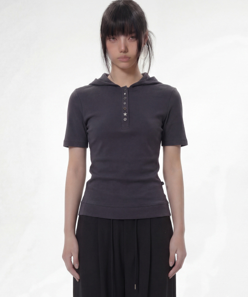 PLASMASPHERE(プラズマスフィア)の「クラムシンボルラインスタッズフードパーカー_ 2COLOR(Tシャツ/カットソー・レディース・ブラック/ダークグレー・FREE)」の8枚目の写真