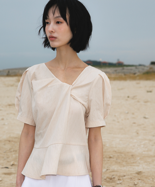 DEHEVE（デヘヴェ）の「Unbalanced Twist Blouse [Peach Pink]（シャツ/ブラウス・レディース・PINK・SMALL/MEDIUM）」の9枚目の写真