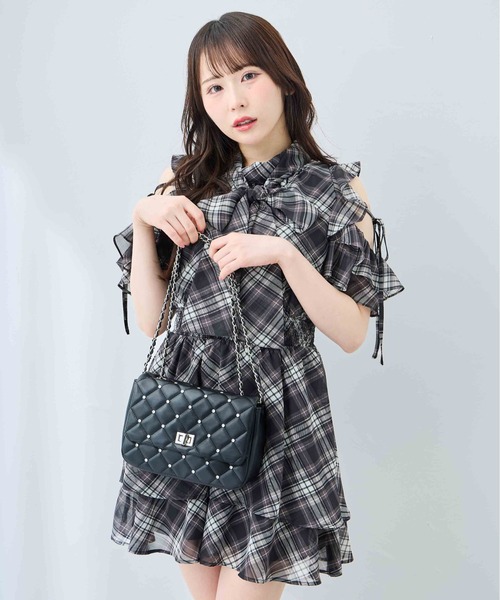 INGNI(イング)の「ビジュー付きキルティングショルダーバッグ(ショルダーバッグ・レディース・ブラック/アイボリー・-)」の4枚目の写真