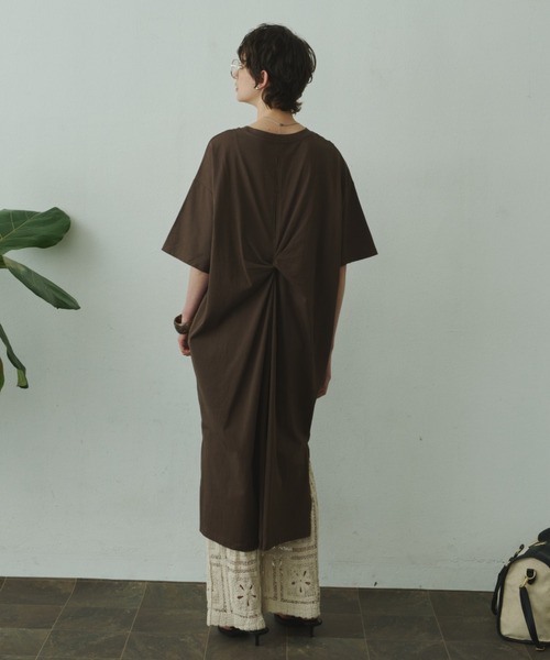 Plumel(プルメル)の「Back Tuck Half Sleeve T Dress / バックタックハーフスリーブカットドレス(ワンピース・レディース・ブラウン/アイボリー/ブラック・MEDIUM)」の3枚目の写真