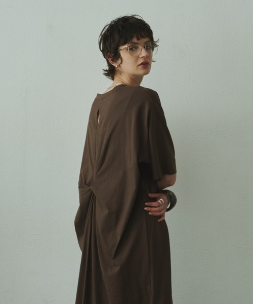 Plumel(プルメル)の「Back Tuck Half Sleeve T Dress / バックタックハーフスリーブカットドレス(ワンピース・レディース・ブラウン/アイボリー/ブラック・MEDIUM)」の8枚目の写真