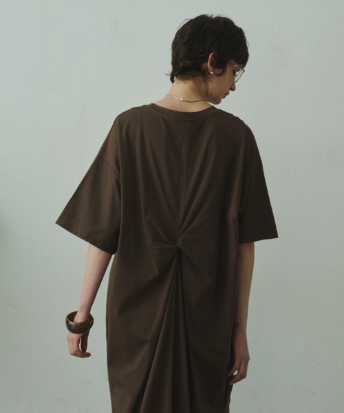 Plumel(プルメル)の「Back Tuck Half Sleeve T Dress / バックタックハーフスリーブカットドレス(ワンピース・レディース・ブラウン/アイボリー/ブラック・MEDIUM)」の9枚目の写真