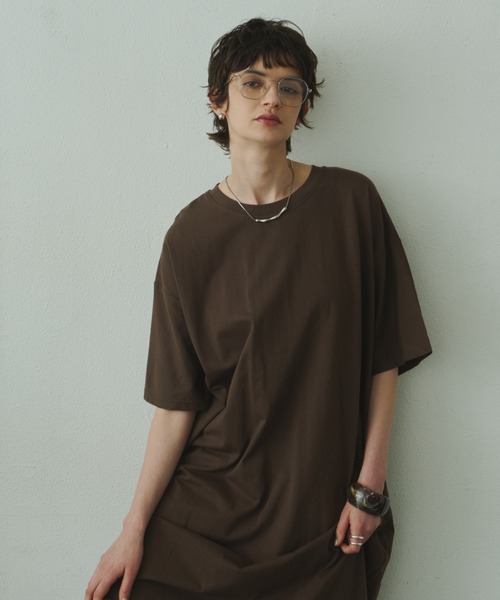 Plumel(プルメル)の「Back Tuck Half Sleeve T Dress / バックタックハーフスリーブカットドレス(ワンピース・レディース・ブラウン/アイボリー/ブラック・MEDIUM)」の4枚目の写真