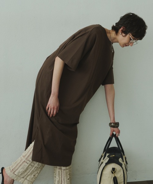 Plumel(プルメル)の「Back Tuck Half Sleeve T Dress / バックタックハーフスリーブカットドレス(ワンピース・レディース・ブラウン/アイボリー/ブラック・MEDIUM)」の10枚目の写真
