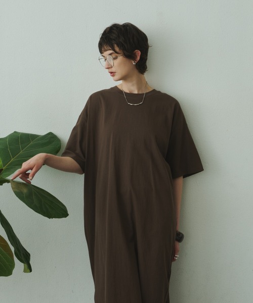 Plumel(プルメル)の「Back Tuck Half Sleeve T Dress / バックタックハーフスリーブカットドレス(ワンピース・レディース・ブラウン/アイボリー/ブラック・MEDIUM)」の5枚目の写真