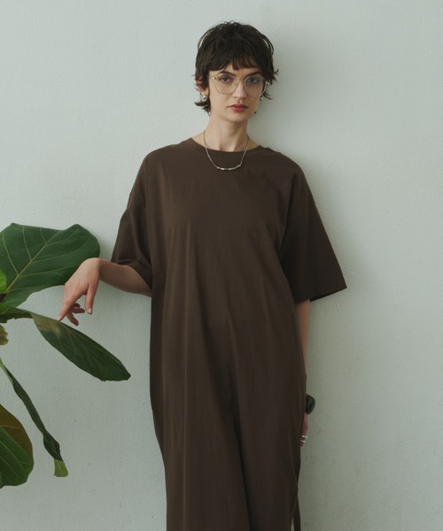 Plumel(プルメル)の「Back Tuck Half Sleeve T Dress / バックタックハーフスリーブカットドレス(ワンピース・レディース・ブラウン/アイボリー/ブラック・MEDIUM)」の6枚目の写真