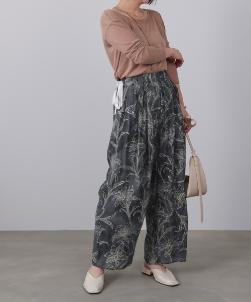 Bou Jeloud(ブージュルード)の「フラワー柄タックパンツ(その他パンツ・レディース・ブラック/ライトグリーン・MEDIUM)」の2枚目の写真