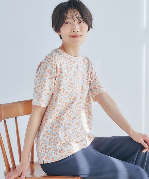 DECOY SINCE 1981(デコイシンスイチキュウハチイチ)の「【in Bloomコラボ】ひやさら総柄Tシャツ【接触冷感・UVカット・オーガニックコットンブレンド】(Tシャツ/カットソー・レディース・グリーン/オレンジ・L/LL/M)」の1枚目の写真