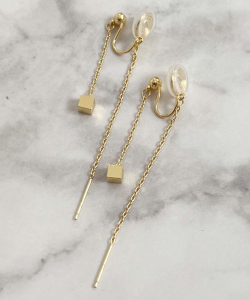 yu-ka(ユーカ)の「YU-KA:キューブハンギングイヤリング Cube Hanging Earrings(イヤリング・レディース・ゴールド・FREE)」の2枚目の写真