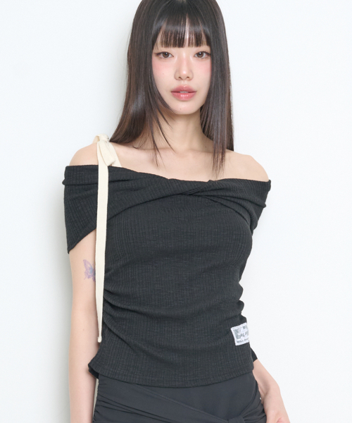 ILLIGO(イリゴ)の「フローオフショルダートップス ブラック(Tシャツ/カットソー・レディース・その他・OS)」の1枚目の写真