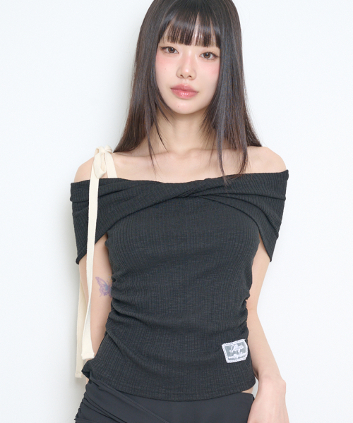 ILLIGO（イリゴ）の「フローオフショルダートップス ブラック（Tシャツ/カットソー・レディース・その他・OS）」の2枚目の写真