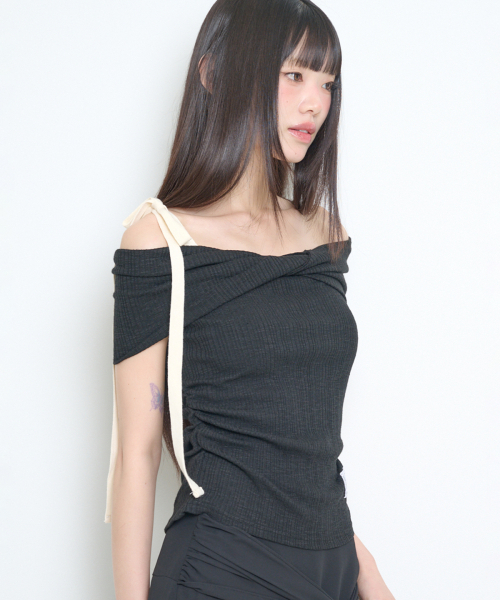 ILLIGO（イリゴ）の「フローオフショルダートップス ブラック（Tシャツ/カットソー・レディース・その他・OS）」の3枚目の写真