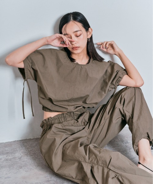 W:Huku(フーク)の「撥水 ナイロン ギャザー ショート トップス(Tシャツ/カットソー・レディース・チャコール/ブラック/アッシュブラウン・M/L)」の3枚目の写真