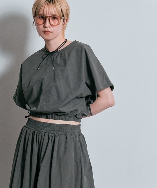 W:Huku(フーク)の「撥水 ナイロン ギャザー ショート トップス(Tシャツ/カットソー・レディース・チャコール/ブラック/アッシュブラウン・M/L)」の2枚目の写真
