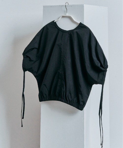 W:Huku(フーク)の「撥水 ナイロン ギャザー ショート トップス(Tシャツ/カットソー・レディース・チャコール/ブラック/アッシュブラウン・M/L)」の4枚目の写真