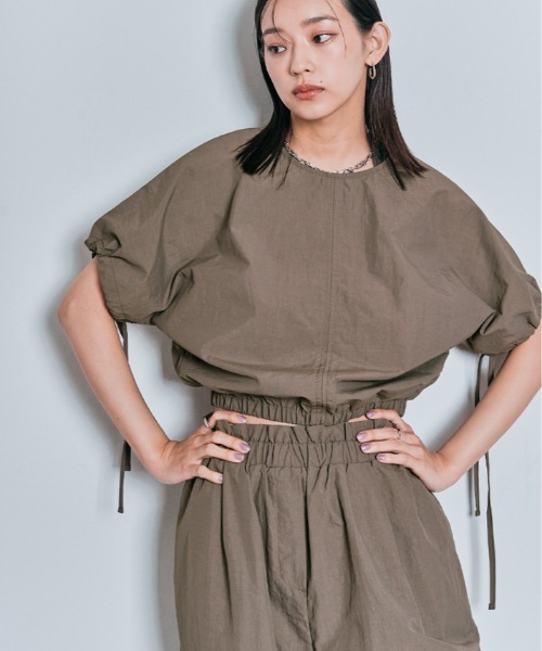 W:Huku(フーク)の「撥水 ナイロン ギャザー ショート トップス(Tシャツ/カットソー・レディース・チャコール/ブラック/アッシュブラウン・M/L)」の12枚目の写真