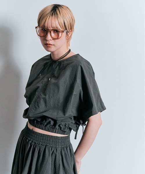 W:Huku(フーク)の「撥水 ナイロン ギャザー ショート トップス(Tシャツ/カットソー・レディース・チャコール/ブラック/アッシュブラウン・M/L)」の14枚目の写真