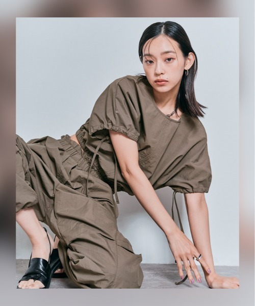 W:Huku(フーク)の「撥水 ナイロン ギャザー ショート トップス(Tシャツ/カットソー・レディース・チャコール/ブラック/アッシュブラウン・M/L)」の18枚目の写真