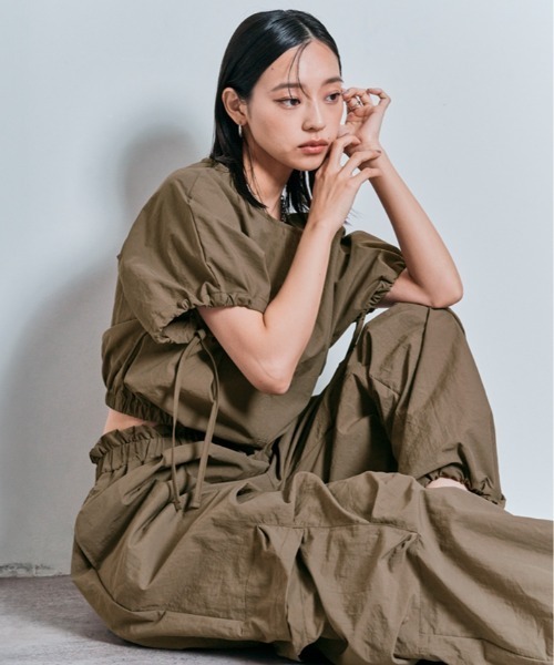 W:Huku(フーク)の「撥水 ナイロン ギャザー ショート トップス(Tシャツ/カットソー・レディース・チャコール/ブラック/アッシュブラウン・M/L)」の19枚目の写真