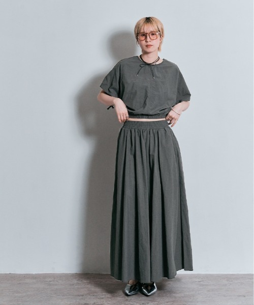 W:Huku(フーク)の「撥水 ナイロン ギャザー ショート トップス(Tシャツ/カットソー・レディース・チャコール/ブラック/アッシュブラウン・M/L)」の21枚目の写真