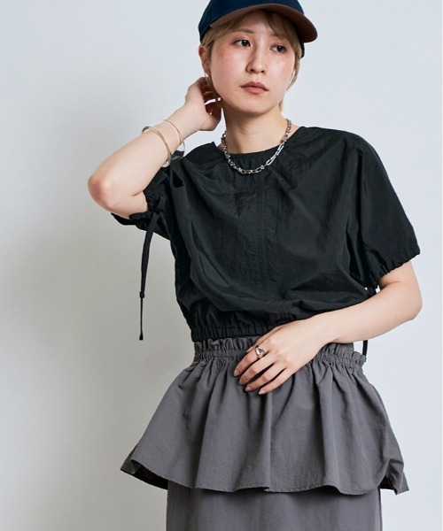 W:Huku(フーク)の「撥水 ナイロン ギャザー ショート トップス(Tシャツ/カットソー・レディース・チャコール/ブラック/アッシュブラウン・M/L)」の6枚目の写真