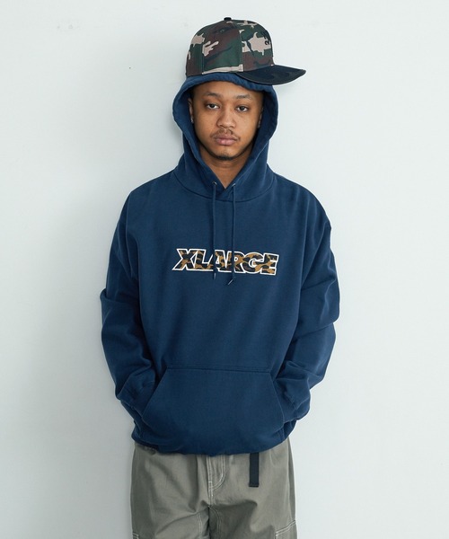 XLARGE(エクストララージ)の「STANDARD LOGO HOODED SWEATSHIRT(パーカー・メンズ・グレー/ブラック/ネイビー/グリーン・S/M/L/XL)」の1枚目の写真