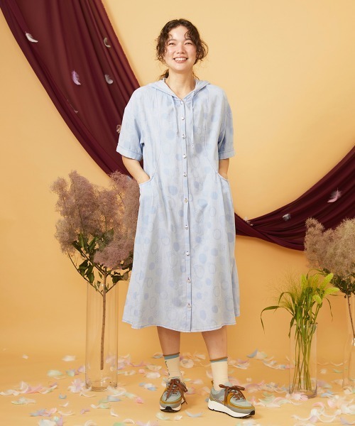 Jocomomola(ホコモモラ)の「Rueda Feliz ドットジャカードフード付きワンピース(ワンピース・レディース・ブラック/ダークインディゴブルー・40)」の2枚目の写真