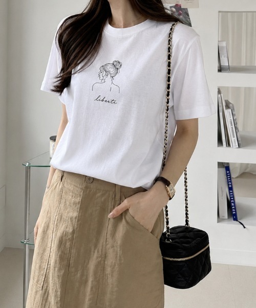 sowme.(ソウミー)の「きれいめに着映える?【ラインイラスト ロゴ ベーシック Tシャツ】(Tシャツ/カットソー・レディース・ホワイト・SMALL/MEDIUM/LARGE)」の4枚目の写真